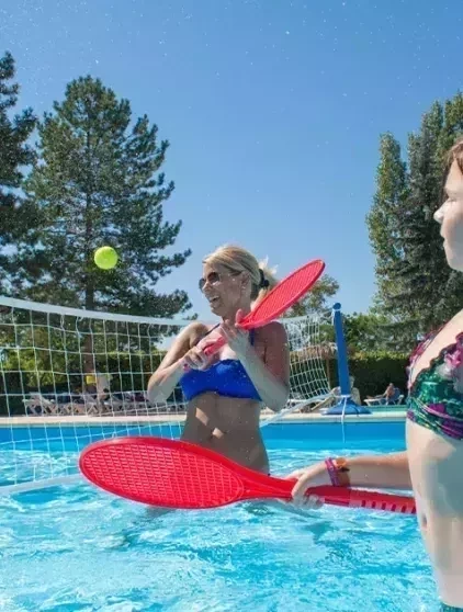 Tennis dans l'eau aux Rives de Condrieu